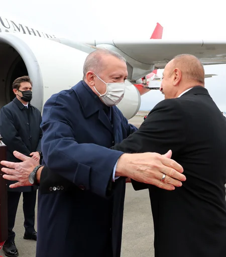 İlham Əliyev Ərdoğanı Füzuli Beynəlxalq Hava Limanında qarşılayıb