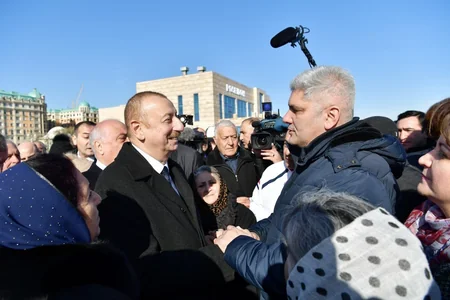 Prezident Sumqayıtın dənizkənarı bulvarında şəhərin sakinləri ilə görüşüb