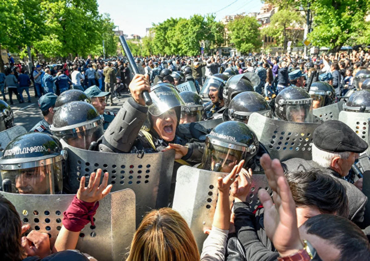 Оппозиция перекрывает центральные улицы и метро Еревана