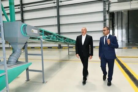 İlham Əliyev və Mehriban Əliyeva “Grand-Agro İnvitro” MMC-nin müəssisəsi ilə tanış olub