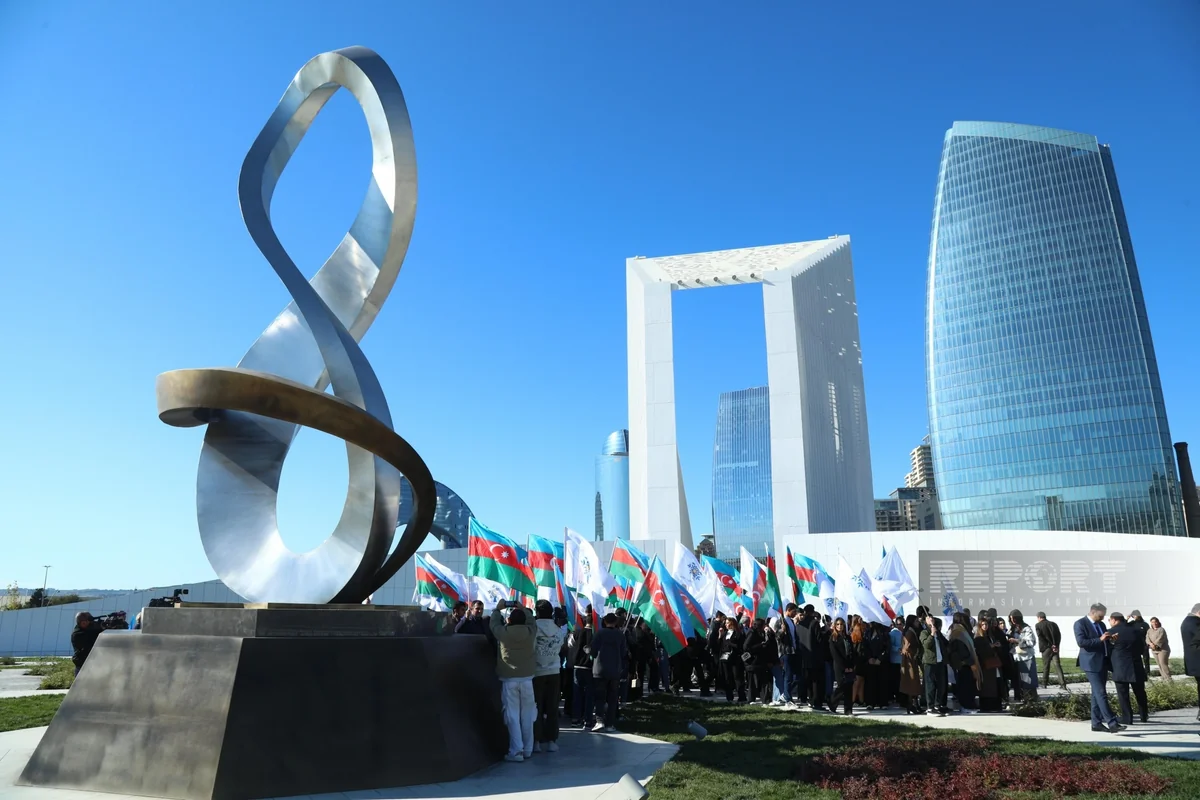 Azərbaycan xalqı Zəfər parkını ziyarət edir - FOTOREPORTAJ