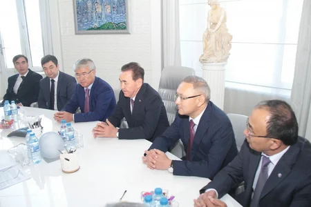 Əbülfəs Qarayev Qazaxıstan nümayəndə heyəti ilə görüşüb