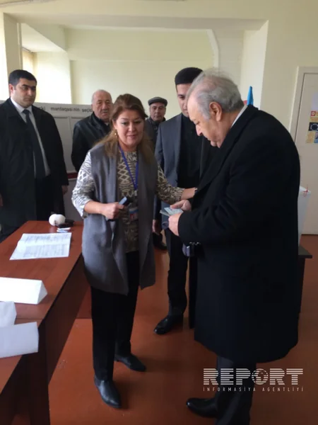 Azərbaycanın keçmiş prezidenti parlament seçkilərində səs verib - FOTO