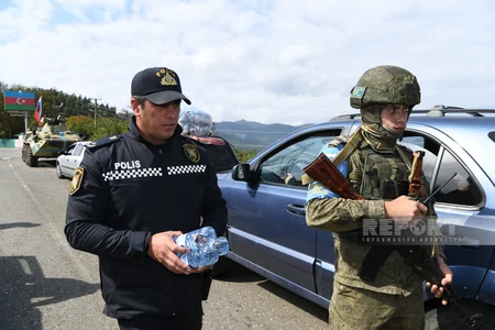Azərbaycan polisi Qarabağın erməniəsilli sakinlərinə su paylayıb