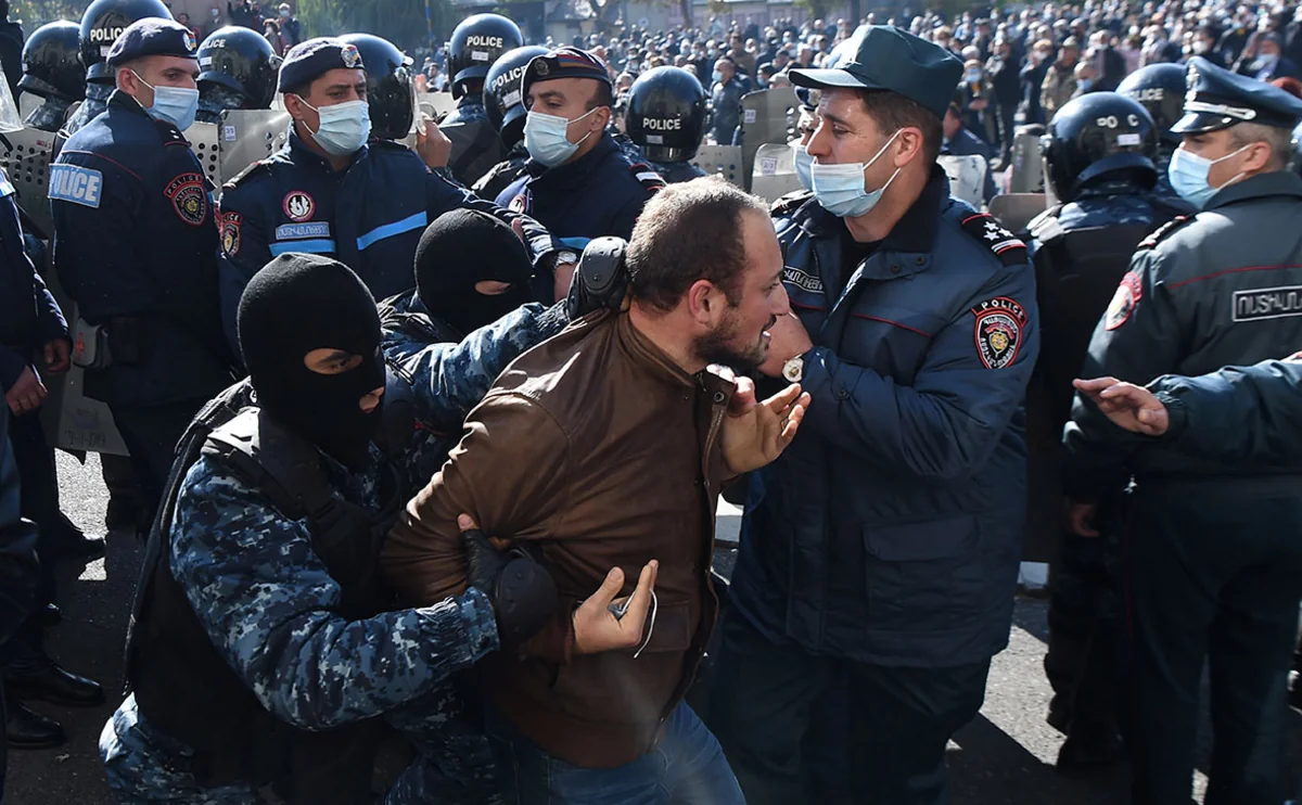 В Ереване между полицией и участниками акции протеста произошла потасовка