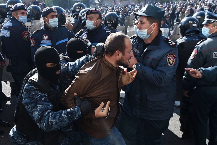 Ermənistanda polislə etirazçılar arasında əlbəyaxa dava düşüb