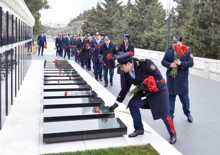 Vergi işçiləri Heydər Əliyevin məzarını və Şəhidlər xiyabanını ziyarət edib