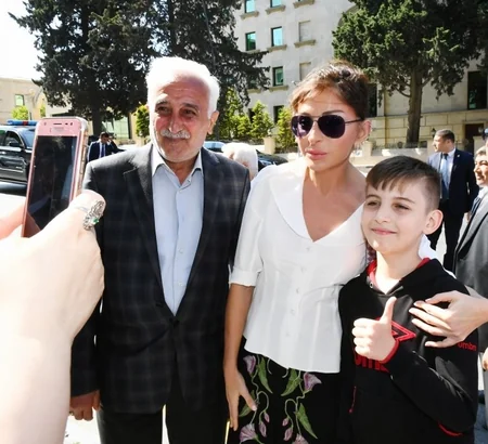 Prezident və birinci xanım “Sovetski”də vətəndaşların problemləri ilə tanış olublar - FOTO