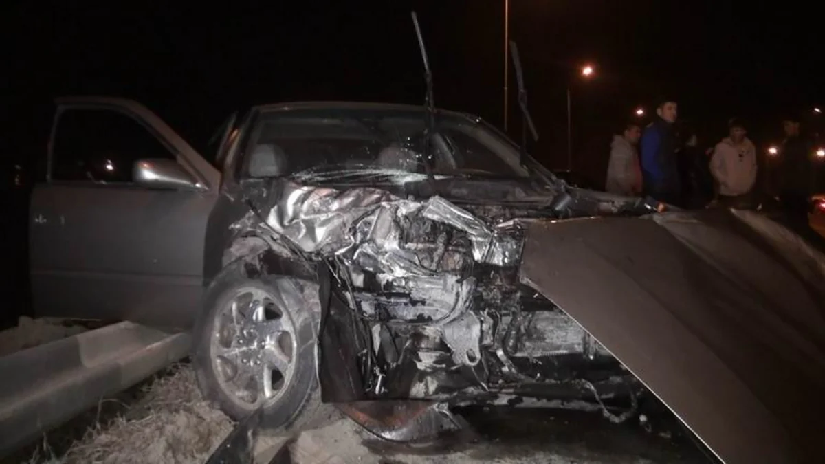 Bakıda maşın körpüdən aşıb, sürücü ağır yaralanıb