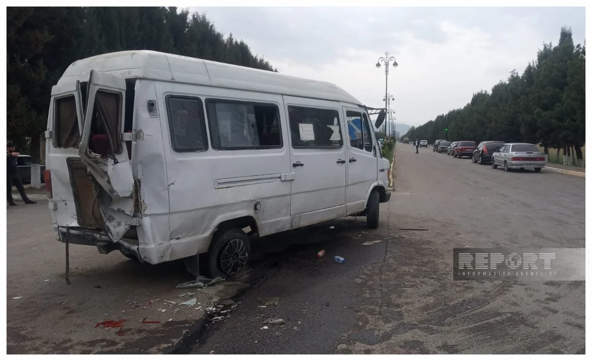Göygöldə mikroavtobus minik avtomobili ilə toqquşub, xəsarət alanlar var - YENİLƏNİB