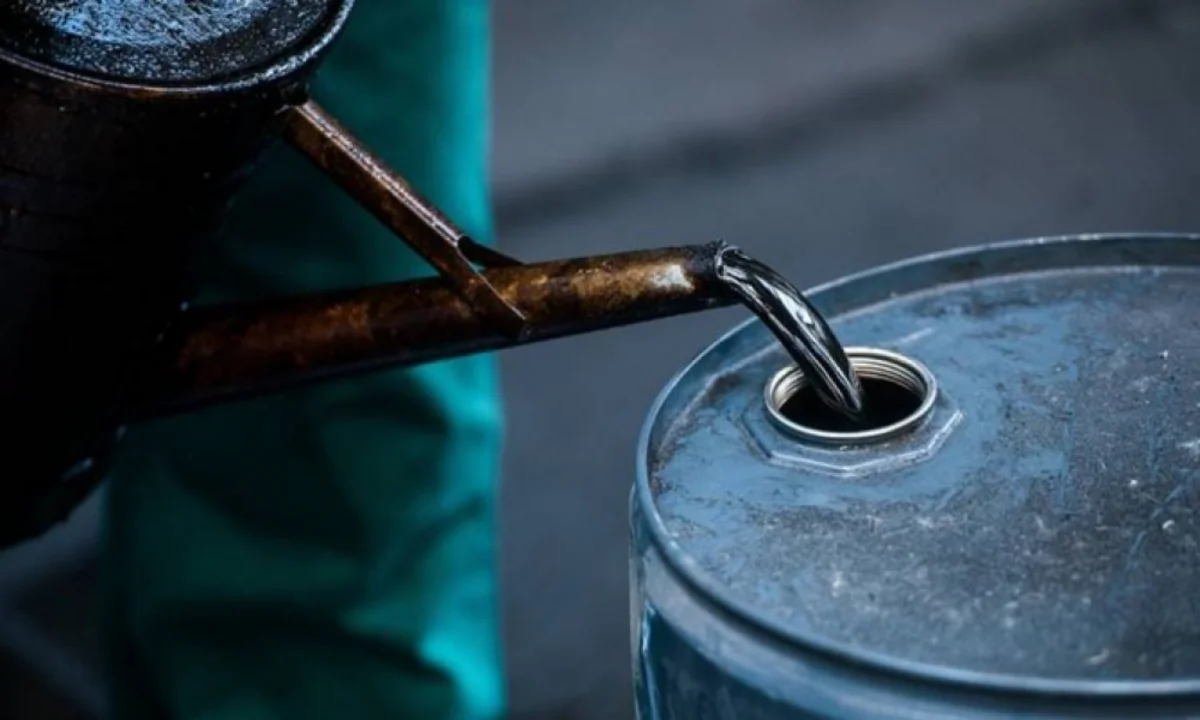 Azerbaijan cuts oil products exports