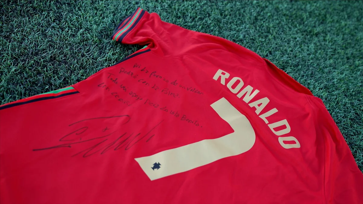 Ronaldu xeyriyyə məqsədilə formasını hərraca çıxarıb