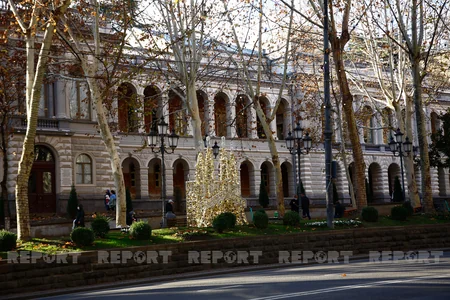 Tbilisidə Yeni il instalyasiyasında Bakının simvolu yer alıb