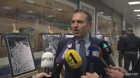 В стамбульском метро Ени Гапы открылась фотовыставка Кровавый Январь