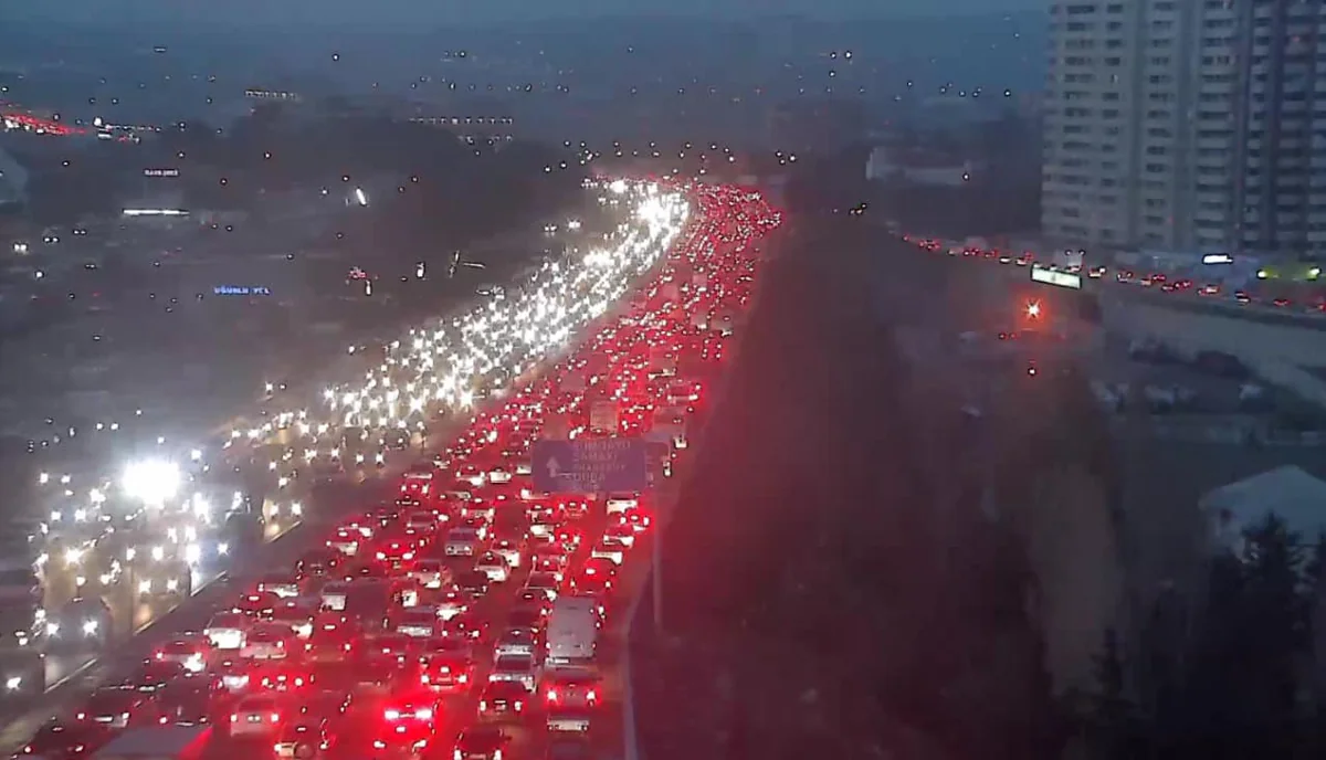 Bakı-Sumqayıt yolunda TIR aşıb