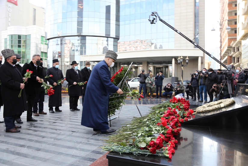 Allahşükür Paşazadə Ana fəryadı abidəsini ziyarət edib