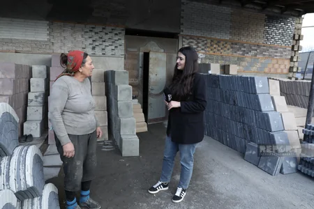 Pulu daşdan çıxan qadın 63 yaşında sosial şəbəkədə fenomen oldu: “Deyirlər övladı haradadır?!” - VİDEO