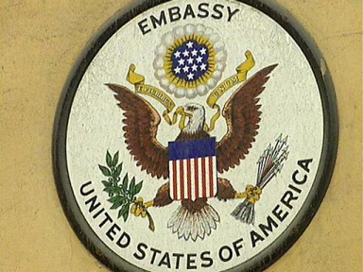 Неизвестный сообщил по телефону о бомбе в посольстве США в Армении