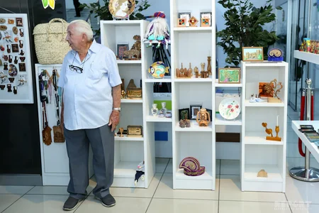 ASAN VİZAya müraciət edən 100 yaşlı turist ASAN xidmət mərkəzinin fəaliyyəti ilə tanış olub