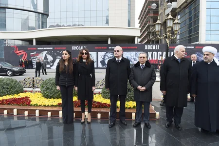 Prezident İlham Əliyev Xocalı soyqırımı qurbanlarının xatirəsinə ucaldılmış abidəni ziyarət edib