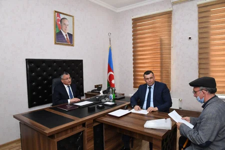Rövşən Rzayev məcburi köçkünlərin müraciətlərini dinləyib