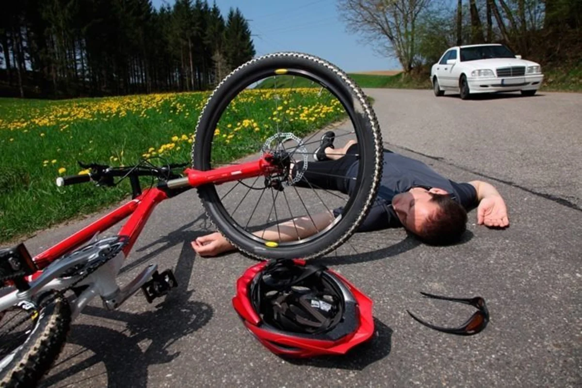 Oğuzda velosipedçi yük maşınına çırpılaraq ağır xəsarət alıb