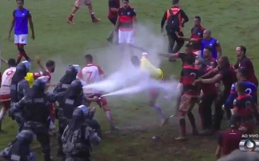 Braziliya polisi futbolçulara qarşı gözyaşardıcı qazdan istifadə edib - VİDEO