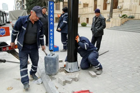 Bakıda tıxac yaradan piyada keçidlərinin qarşısında işıqfor quraşdırılır - FOTO
