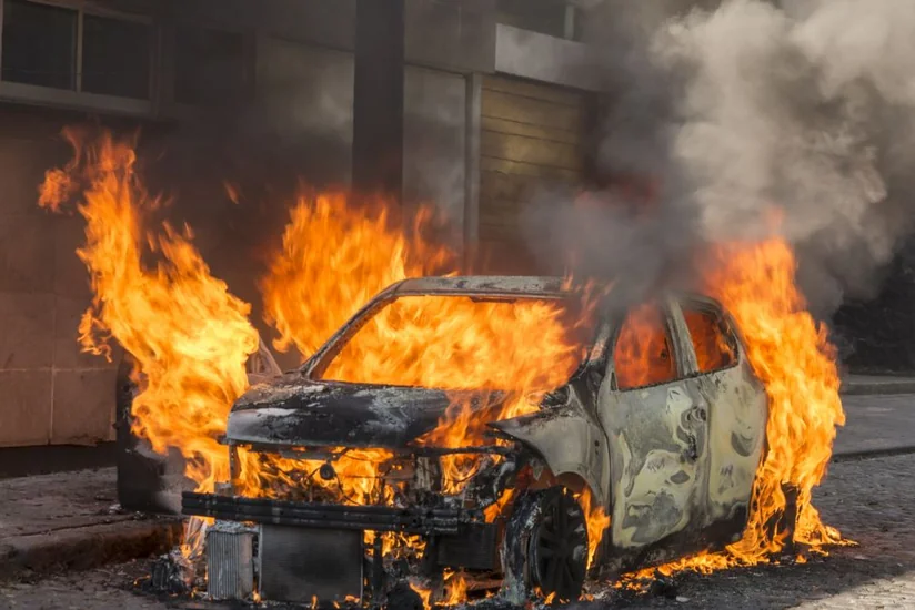 Bakıda avtomobil yanıb