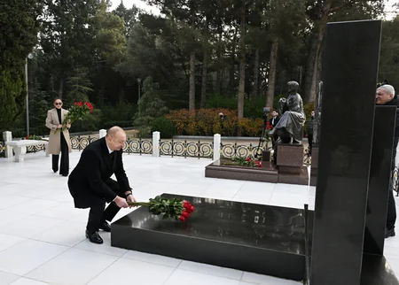 İlham Əliyev və Mehriban Əliyeva Ümummilli Lider Heydər Əliyevin məzarını ziyarət edib