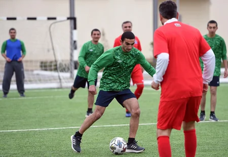 Məhbuslarla futbol veteranları arasında yoldaşlıq oyunu keçirilib