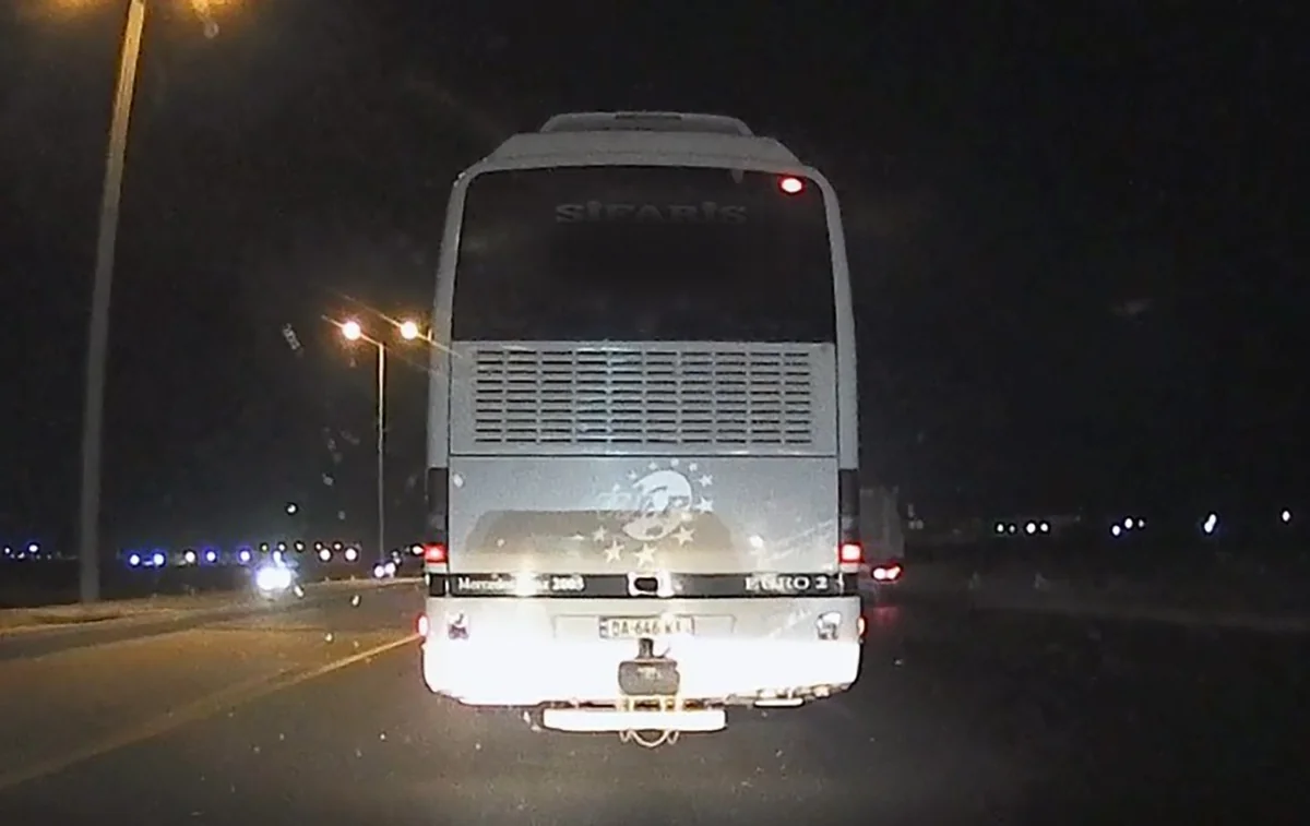 Gürcüstan nömrəli avtobus 130 km/saat sürətlə gedir - VİDEO
