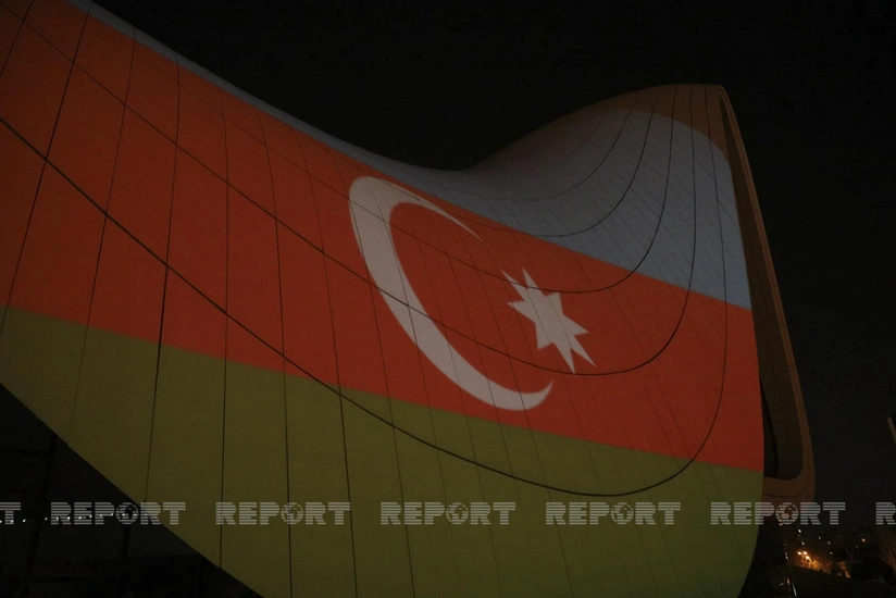 Heydər Əliyev Mərkəzinin üzərinə Azərbaycan bayrağı videoproyeksiya olunub
