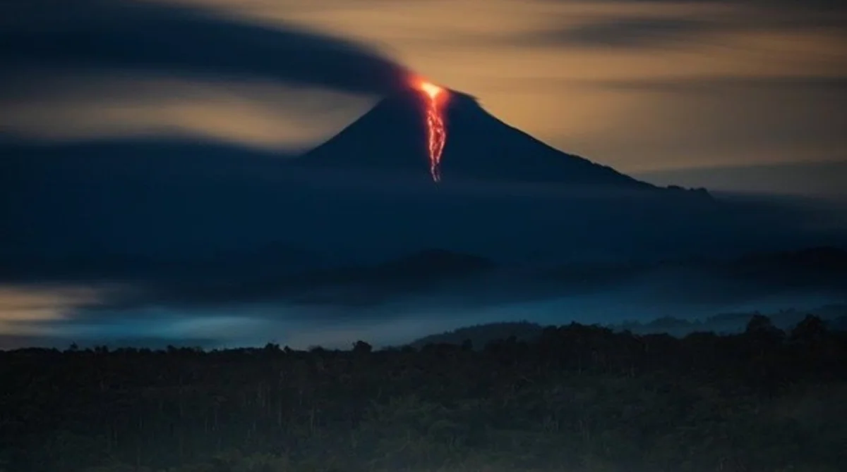 Volcano erupts in Ecuador