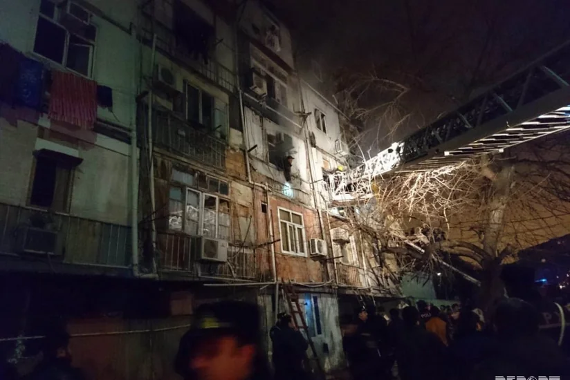 Yanan yataqxana sakinlərinin sığınması üçün çadırlar quraşdırılıb
