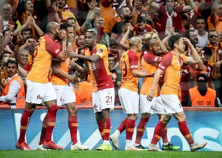 Qalatasaray Türkiyə Super Liqasında liderliyə yüksəlib