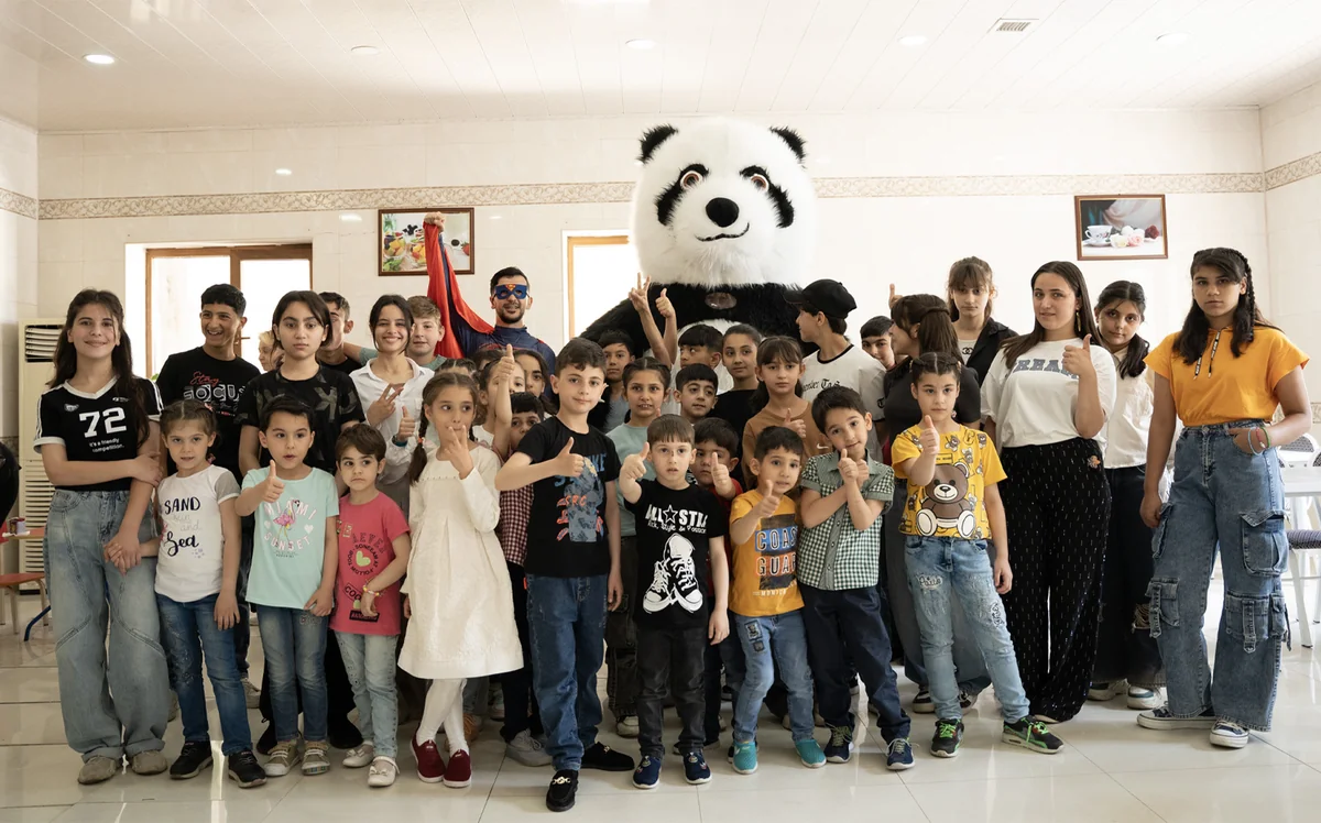 “Embawood” balaca ürəkləri sevindirmək üçün uşaq evinə baş çəkdi