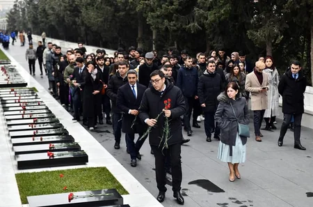 Gənclər Günü münasibətilə Fəxri Xiyaban və Şəhidlər Xiyabanı ziyarət olunub