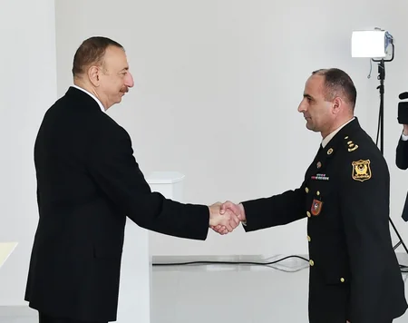 Prezident İlham Əliyev hərbçilər üçün inşa edilən binada yaradılan şəraitlə tanış olub