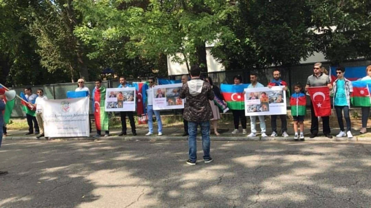 Azərbaycanlılar Ermənistanın Almaniyadakı səfirliyi önündə etiraz aksiyası keçirib