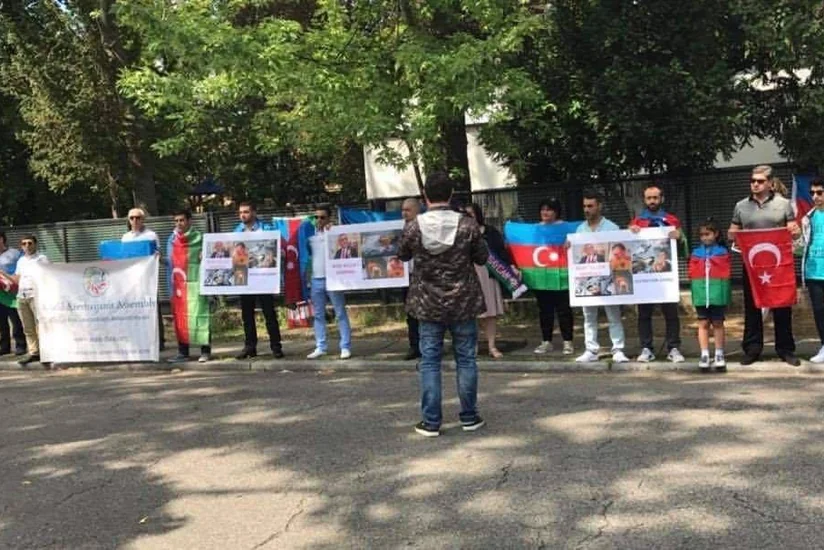 Azərbaycanlılar Ermənistanın Almaniyadakı səfirliyi önündə etiraz aksiyası keçirib