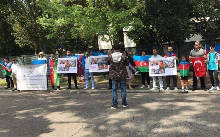 Azərbaycanlılar Ermənistanın Almaniyadakı səfirliyi önündə etiraz aksiyası keçirib