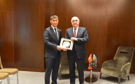 Elmar Məmmədyarov qırğız həmkarı ilə görüşüb