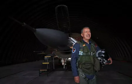 Türkiyənin müdafiə naziri Egey dənizinin şimalında “F-16” ilə uçuş edib