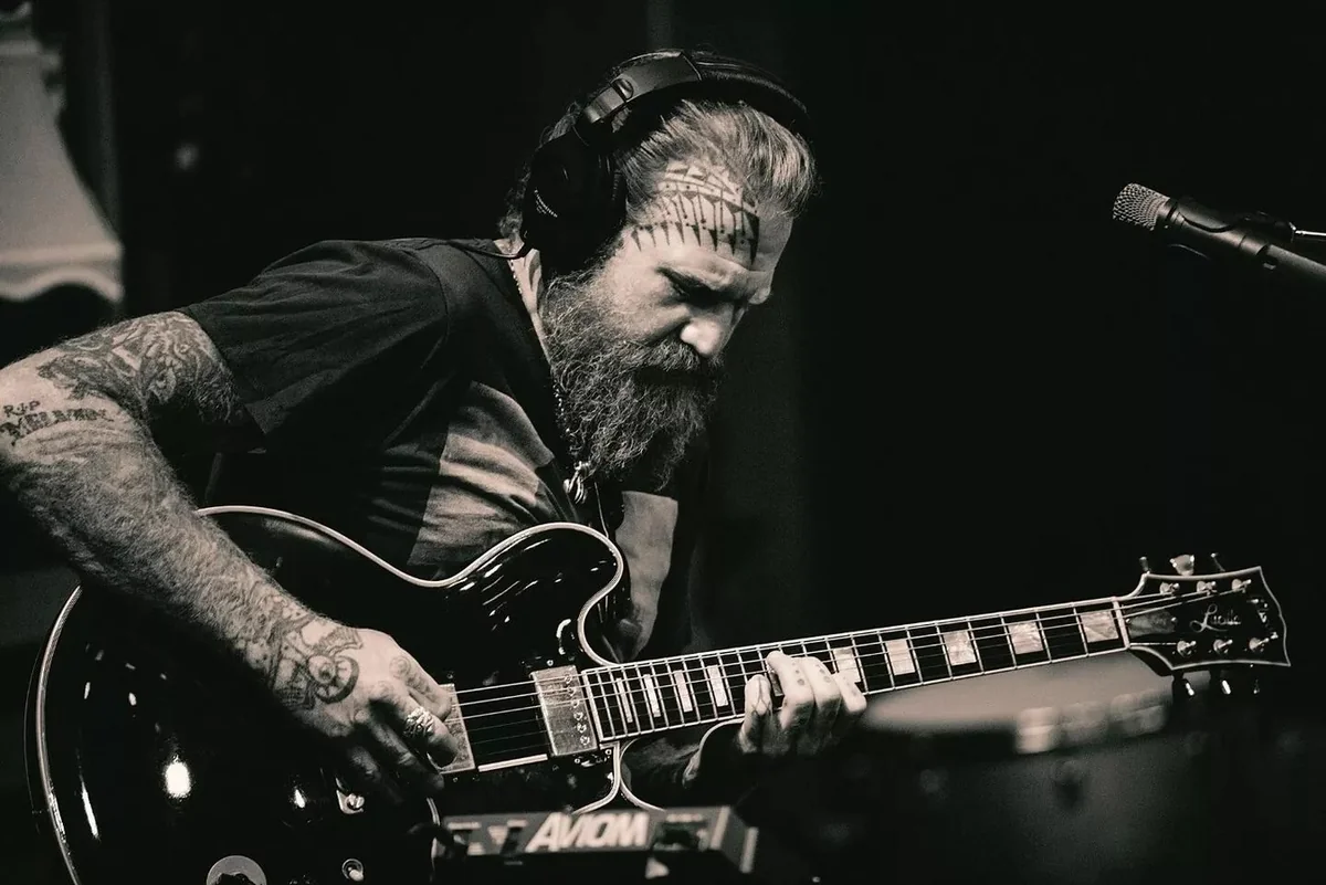 “Mastodon” qrupunun gitaraçısı ABŞ-də yol qəzasında ölüb