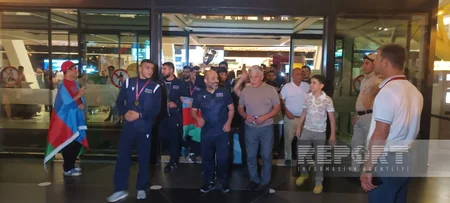 Avropa çempionatında 7 medal qazanan Azərbaycanın sərbəst güləşçiləri Vətənə qayıdıblar