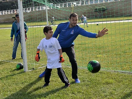 Azərbaycan millisinin futbolçuları uşaqlara master-klass keçiblər