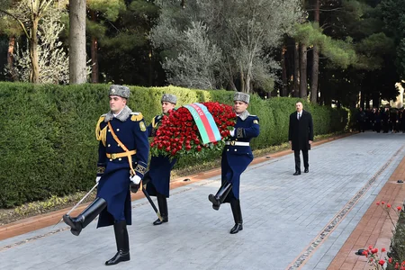 Azərbaycan Prezidenti Heydər Əliyevin məzarını ziyarət edib