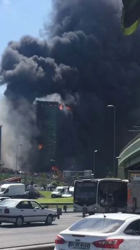Пожар в бизнес-центре Стамбула потушен - ФОТО - ВИДЕО - ОБНОВЛЕНО