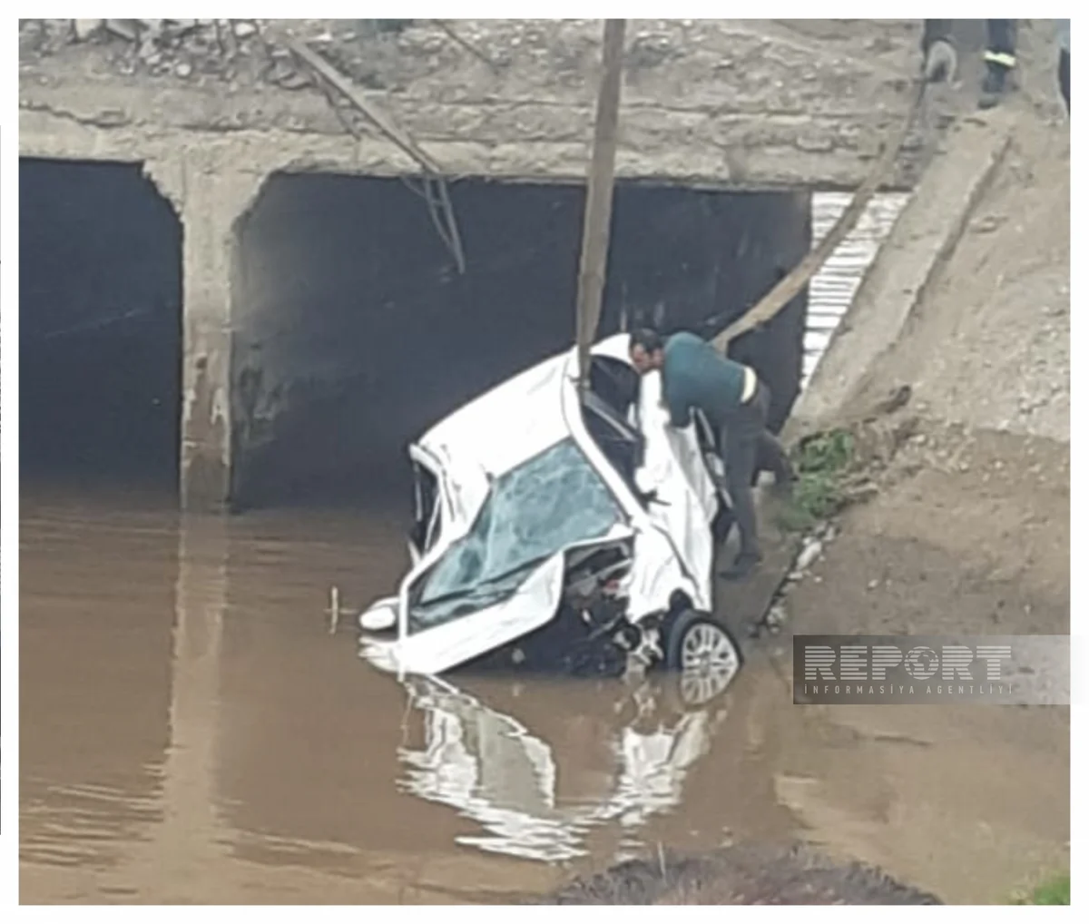 Nazirlik Beyləqanda kollektora düşmüş avtomobilin sudan çıxarılmasının görüntülərini yayıb - YENİLƏNİB-2